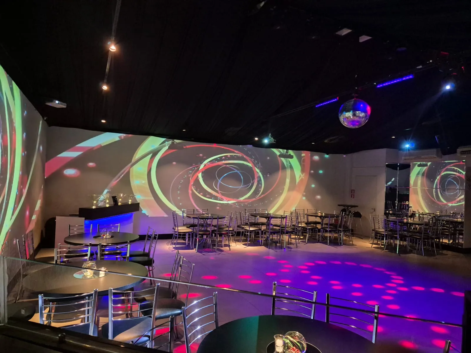Salão do Buffet Badallus Club com pista de dança e projeção nas paredes